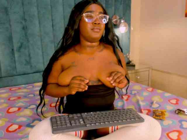 ZoeHudson webcam