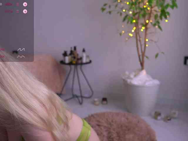 lorrielovestory webcam
