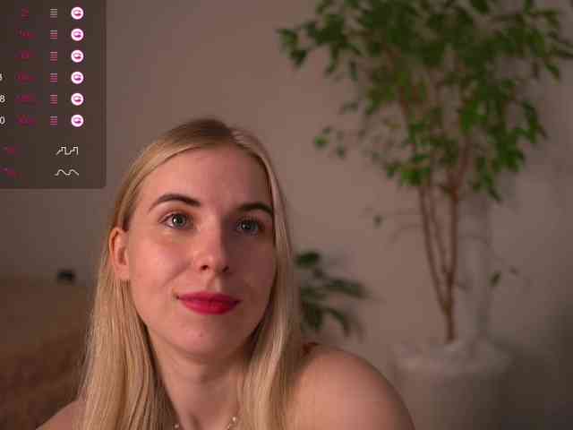 lorrielovestory webcam