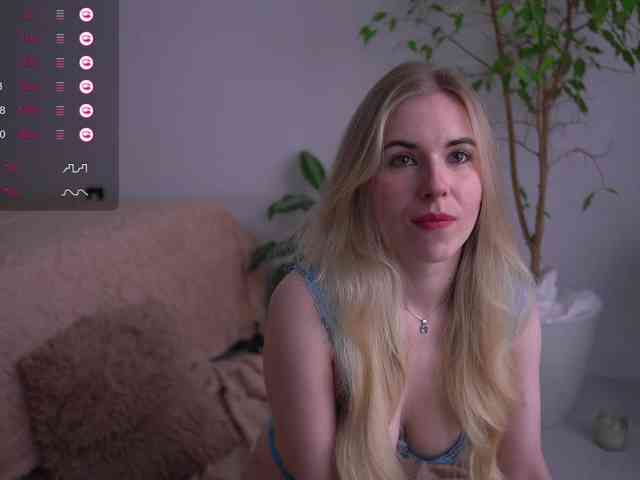 lorrielovestory webcam