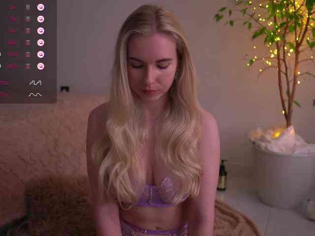 lorrielovestory webcam