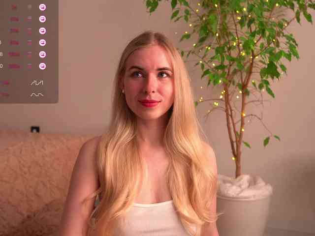 lorrielovestory webcam