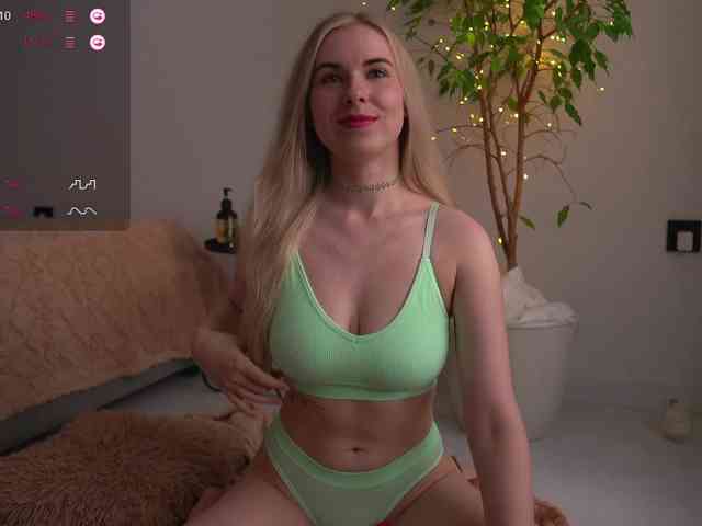lorrielovestory webcam