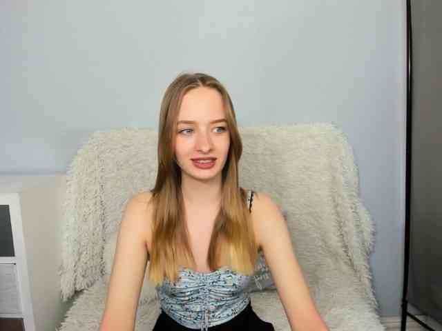 LilaFunny webcam