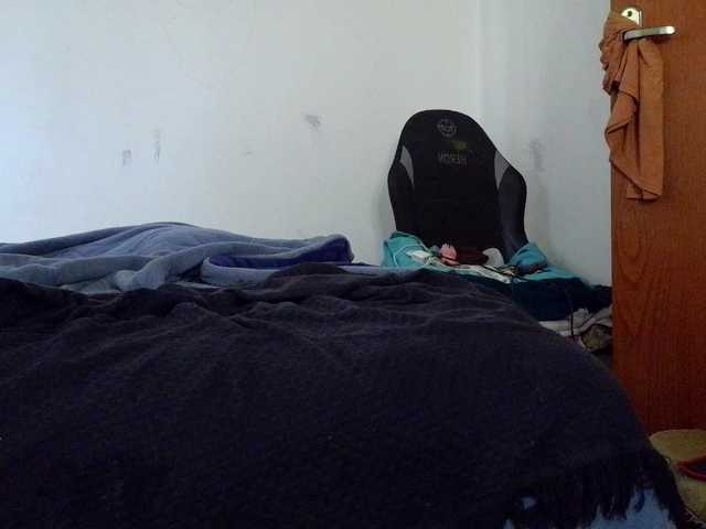  august-laura chat room
