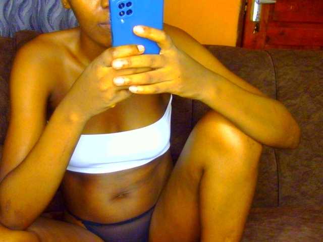 Gladwell's BongaCams show and profile