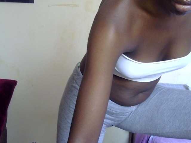 Gladwell's BongaCams show and profile