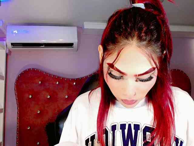 Hallyyhott Live Webcam on BongaCams