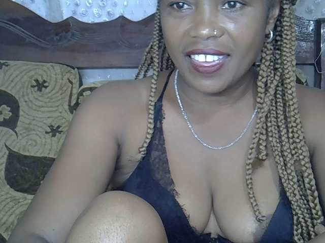 le modèle Sexywife1 est en webcam porno dans un show sur le site bongacams, il possède les tags suivants: Ebony,Blonde,Hairy