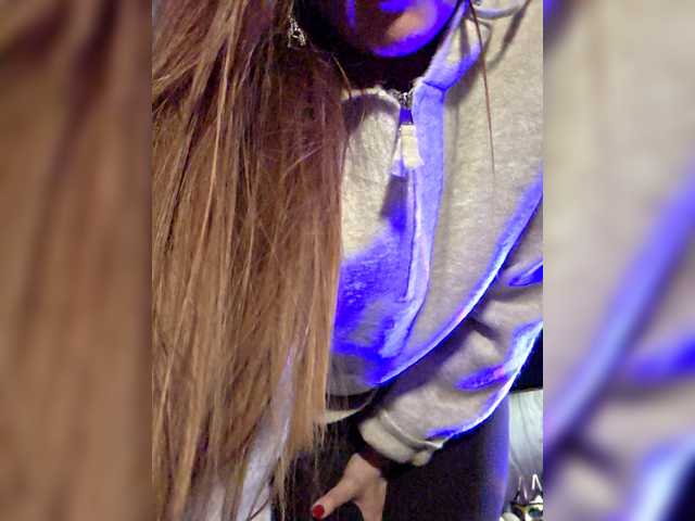 Fox-SEXI's BongaCams show and profile