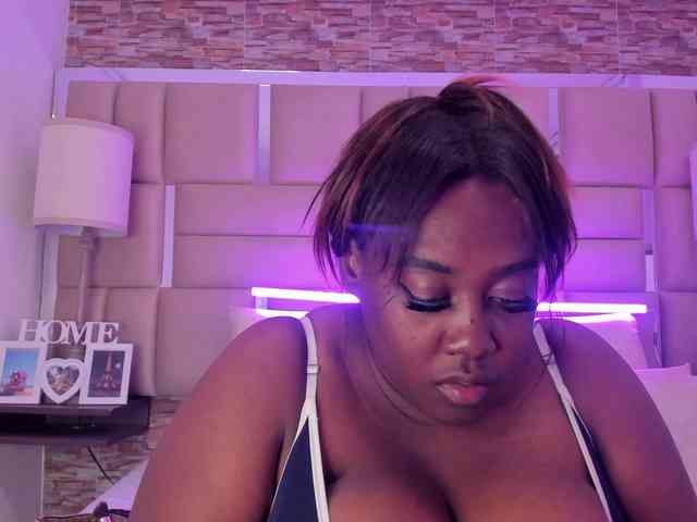 ShaniaBrown webcam