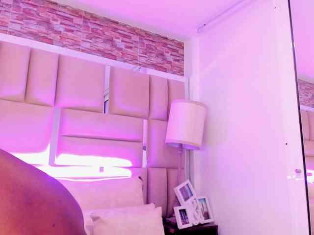 ShaniaBrown webcam