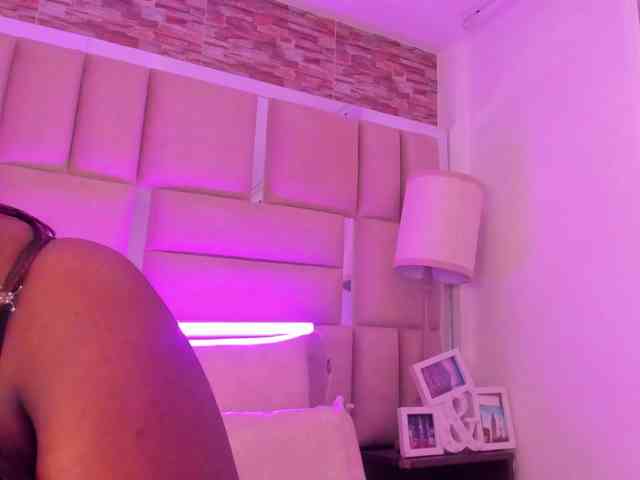 ShaniaBrown webcam