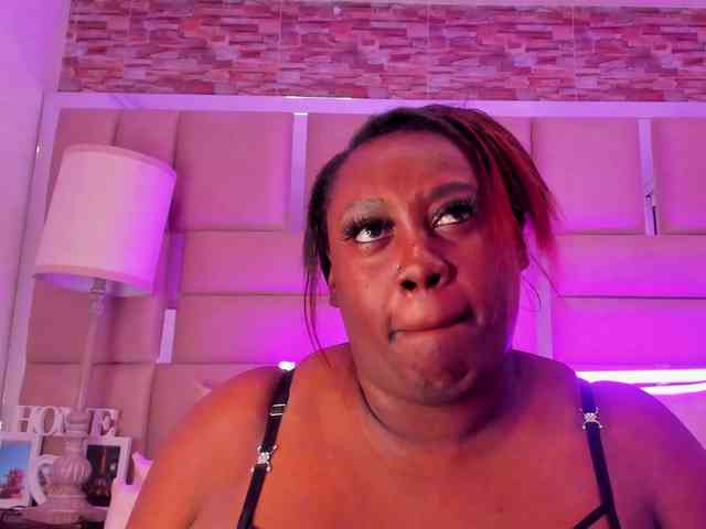 ShaniaBrown webcam