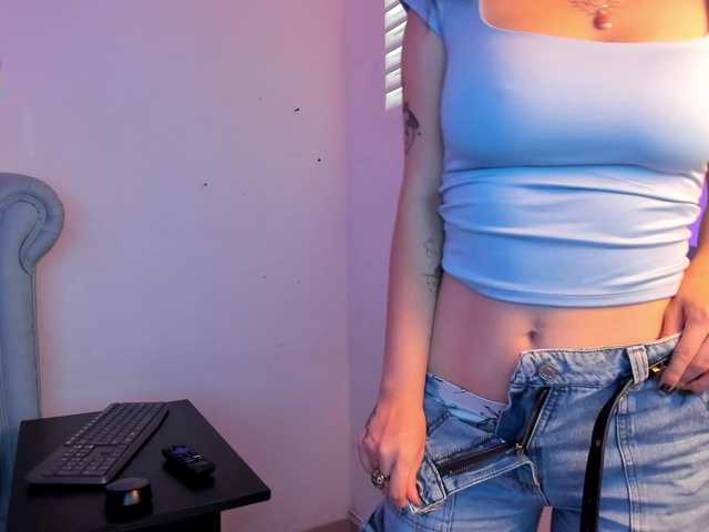 AlexaFoxy18's BongaCams show and profile