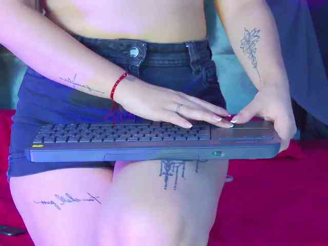 kinkyzoeandema webcam