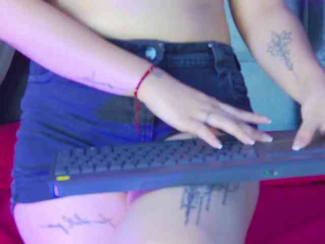 kinkyzoeandema webcam