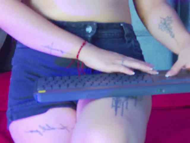 kinkyzoeandema webcam