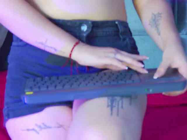 kinkyzoeandema webcam