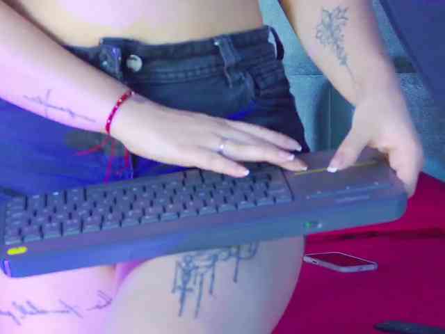 kinkyzoeandema webcam