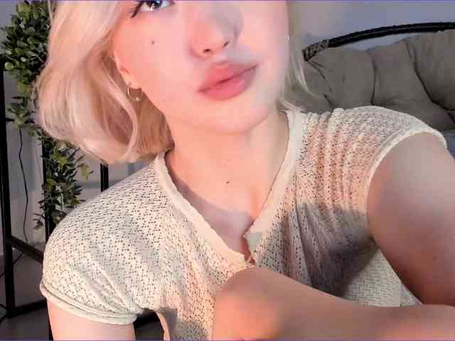 milli-sunrise Live Webcam on BongaCams