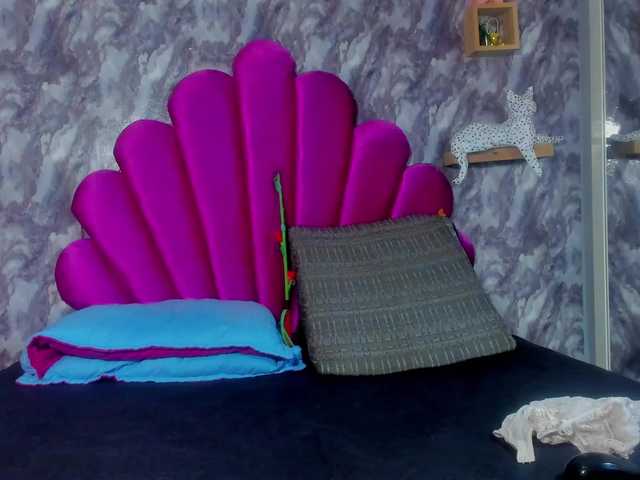 EMMAPARIS's BongaCams show and profile