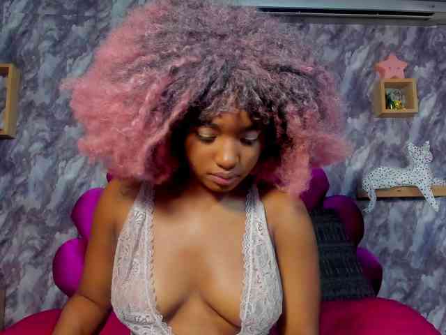 EMMAPARIS Live Webcam on BongaCams