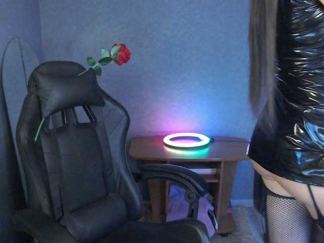 LindaElosiMilf's BongaCams show and profile