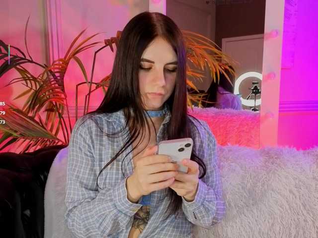 KellyMiller's BongaCams show and profile