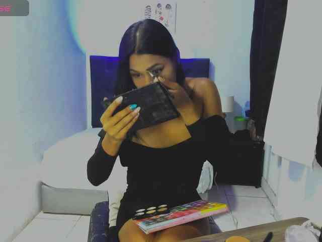 issa-kitty Live Webcam on BongaCams
