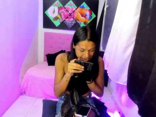 issa-kitty Live Webcam on BongaCams