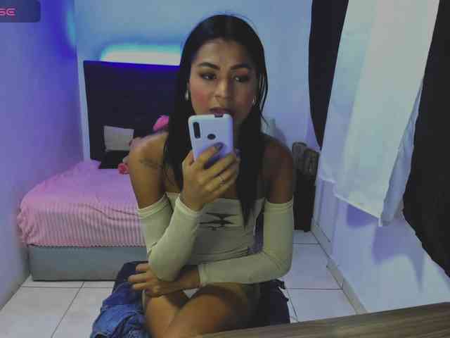 issa-kitty Live Webcam on BongaCams