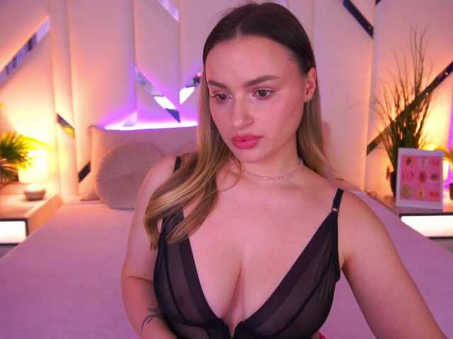FloraGreys's BongaCams show and profile