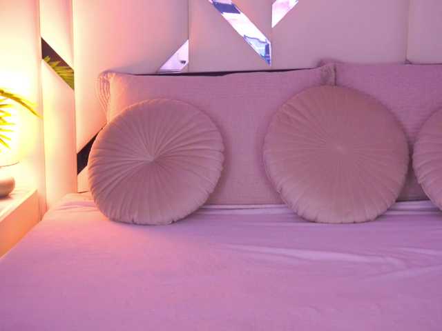 FloraGreys's BongaCams show and profile