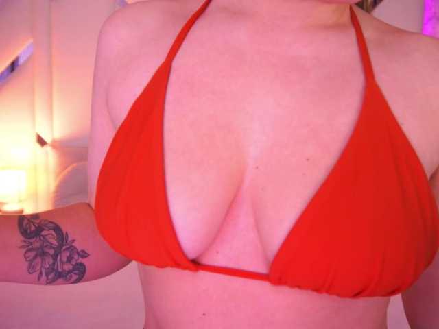 FloraGreys live cam profile