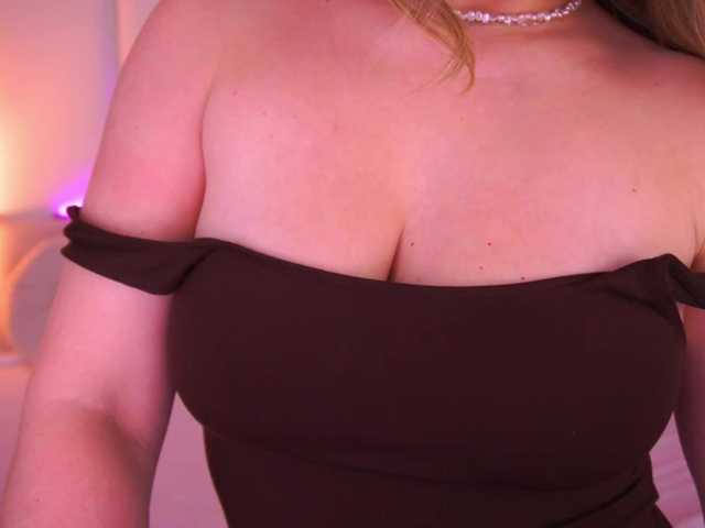 FloraGreys's BongaCams show and profile
