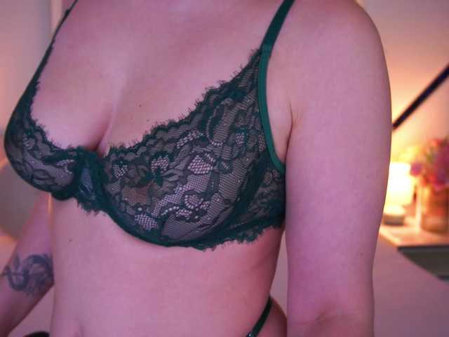 FloraGreys's BongaCams show and profile