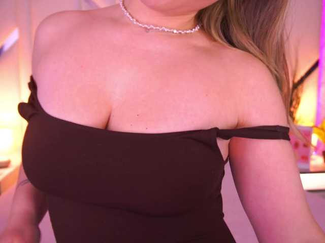 FloraGreys's BongaCams show and profile