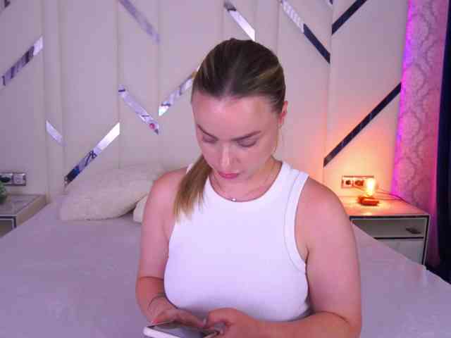 FloraGreys Live Webcam on BongaCams