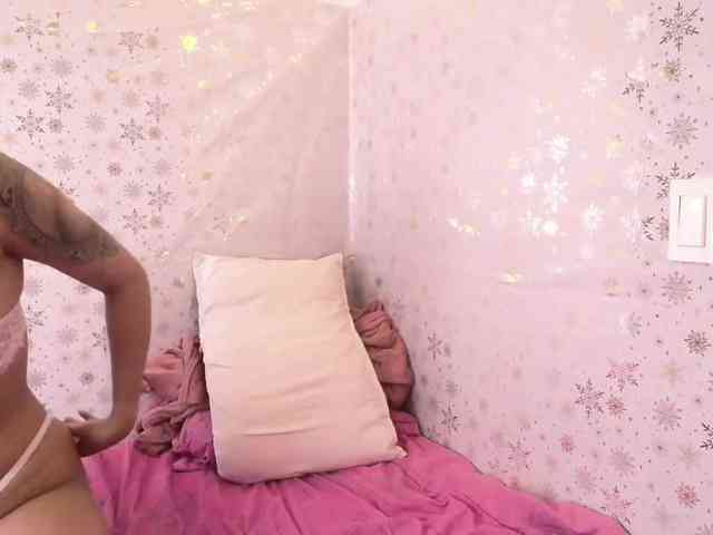 Caroline12 webcam