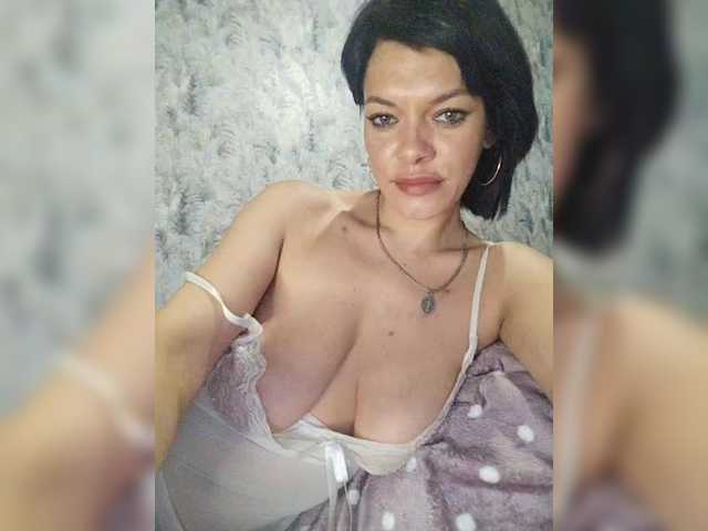 Lois-Lorrie's BongaCams show and profile