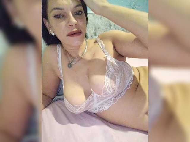 Sex chat gratuit in direct cu Lois-Lorrie pe BongaCams