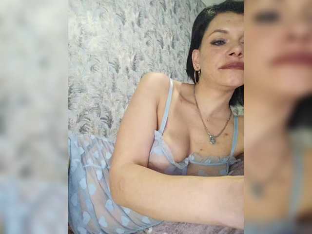 Lois-Lorrie's BongaCams show and profile