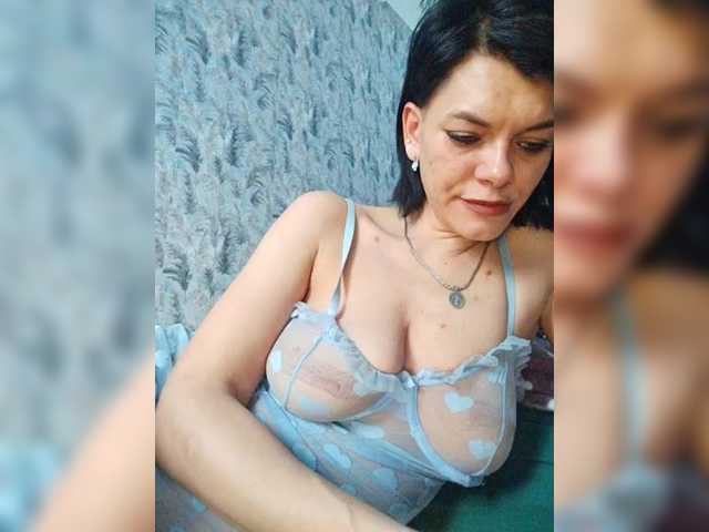 Lois-Lorrie's BongaCams show and profile