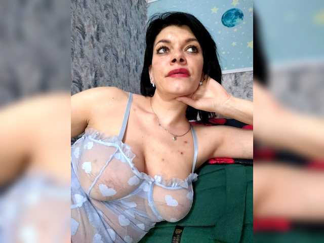 Lois-Lorrie's BongaCams show and profile