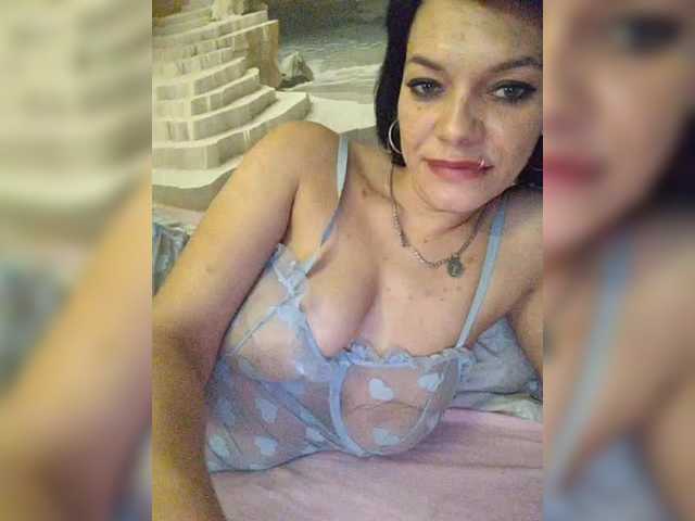 Sex chat gratuit in direct cu Lois-Lorrie pe BongaCams