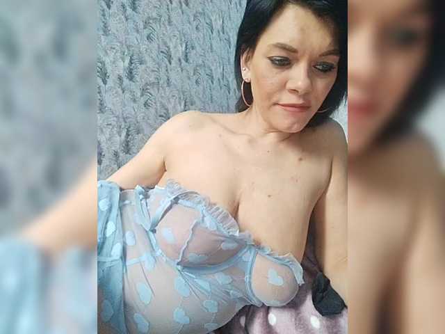 Lois-Lorrie's BongaCams show and profile