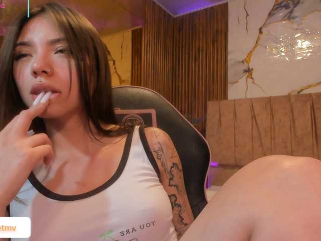 Roxanne-tay's BongaCams show and profile