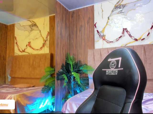 Roxanne-tay's BongaCams show and profile