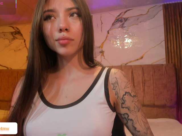 Roxanne-tay's BongaCams show and profile